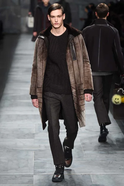 Look 16